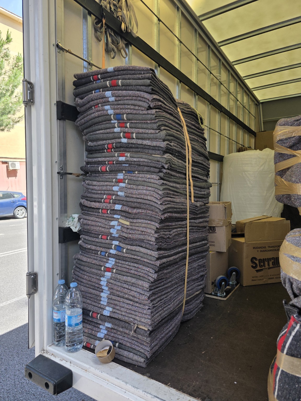 Mantas plegadas, cajas de Serrano y material de sujeción dentro de un camión